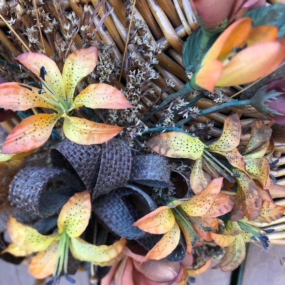 Vtg Woven Decor with Faux Florals - Picture 3 of 13